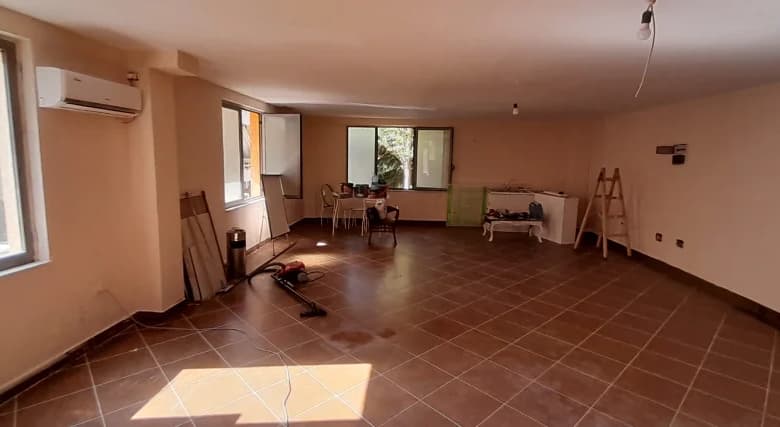 Qera | Ambjent Biznesi | Liqeni i Thatë | 500 €/muaj 2