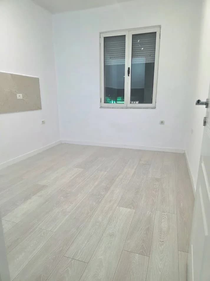 Qera | Apartament 3 + 1 | kryqezimi 21 Dhjetori | 800 €/muaj