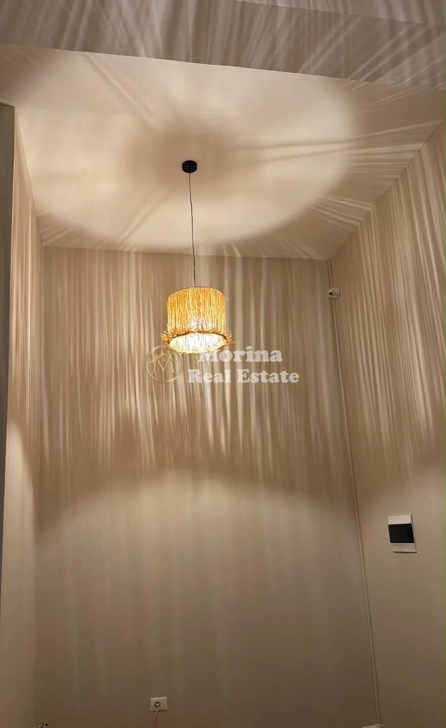Qera | Ambjent Biznesi | Pallatet Cabej | 300 €/muaj 2