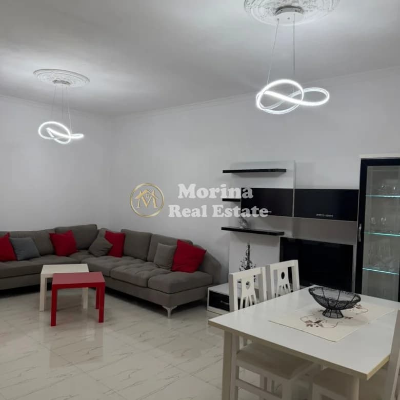 Qera | Shtëpi private 2 + 1 | Sauk | 500 €/muaj 2
