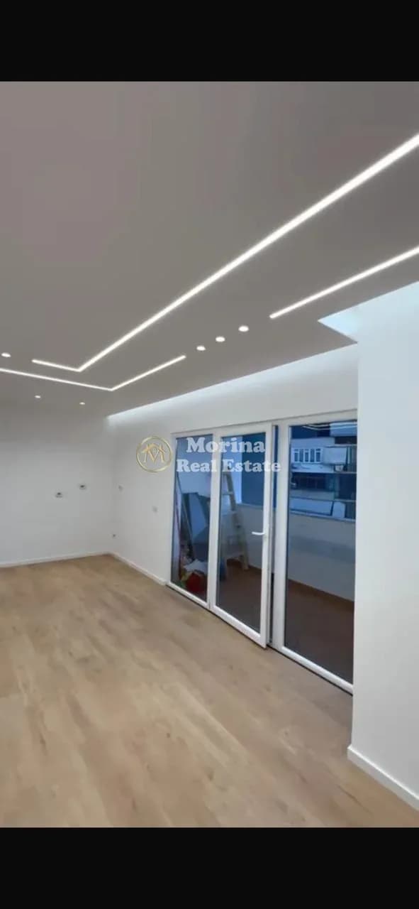Shitje | Apartament 2 + 1 + 2 | 21 Dhjetori afer SQ21 | 270000 € 2