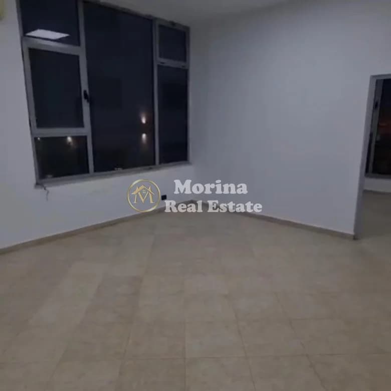 Qera | Ambjent Biznesi | Rruga Myslym Shyri | 960 €/muaj 4