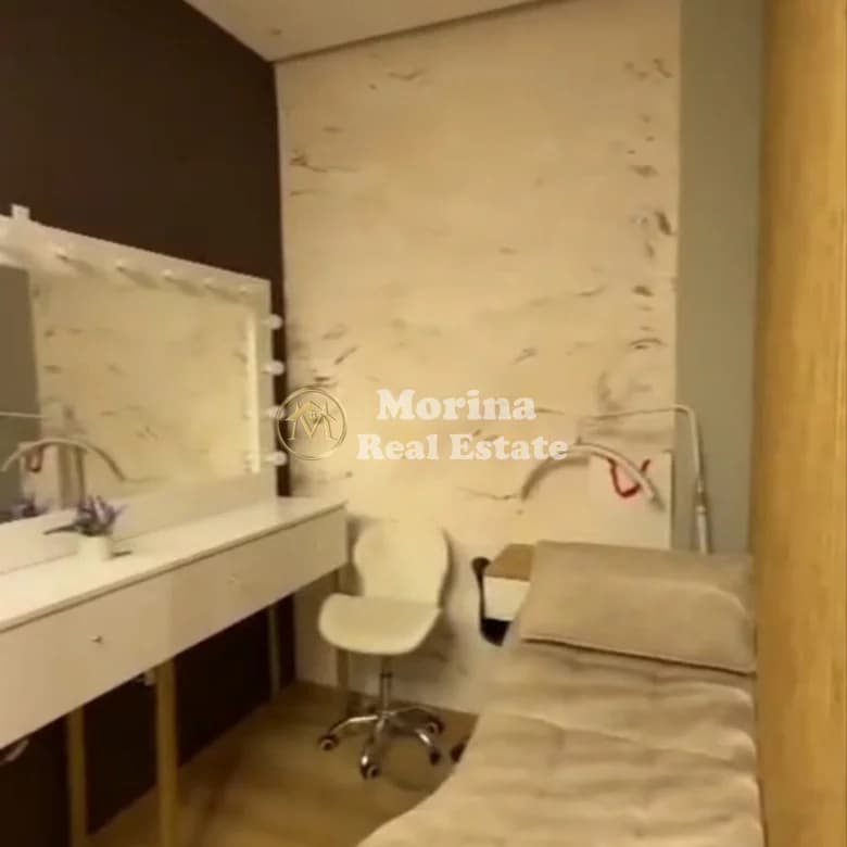 Qera | Ambjent Biznesi | Rruga Xhanfize Keko | 700 €/muaj 4