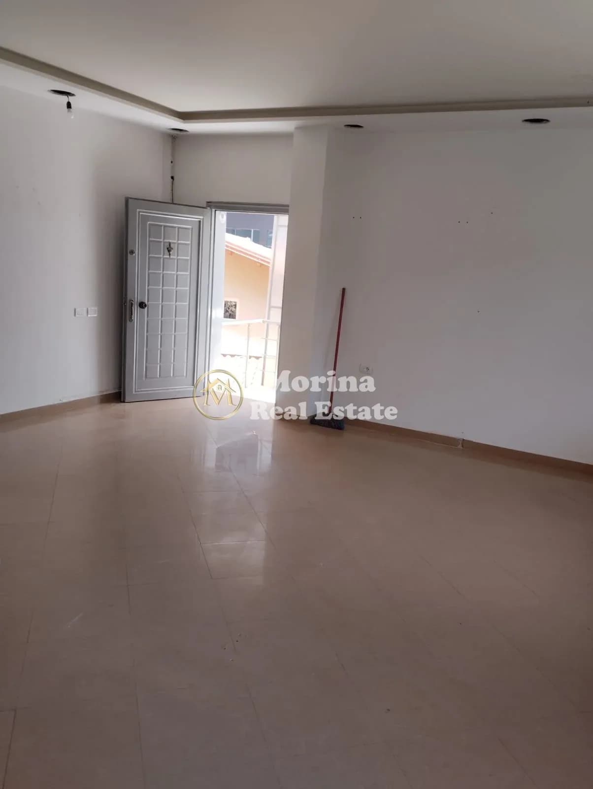 Qera | Ambjent Biznesi | Zogu i Zi | 600 €/muaj 2