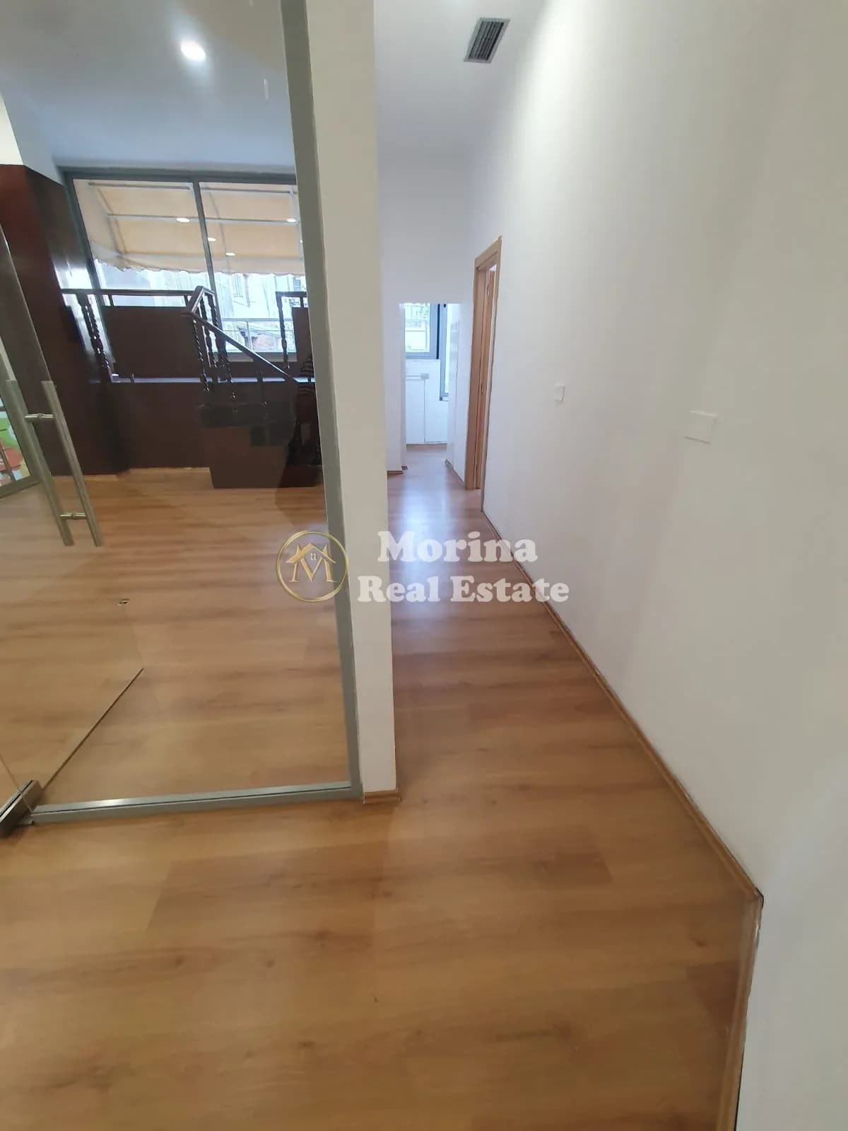 Qera | Ambjent Biznesi | Rruga Bardhok Biba | 900 €/muaj 2