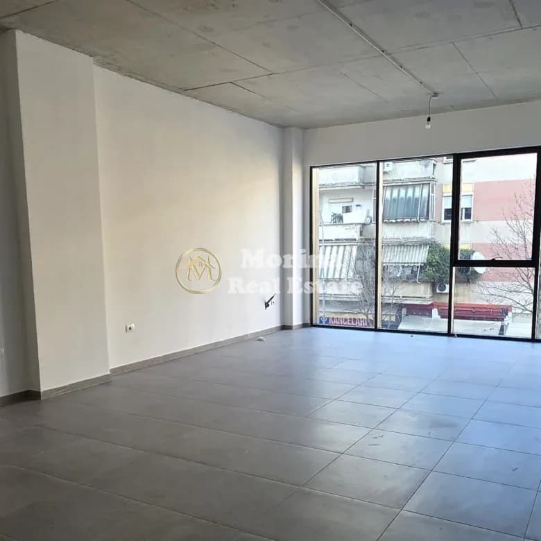Qera | Ambjent Biznesi | Rruga e Barrikadave | 1000 €/muaj 2