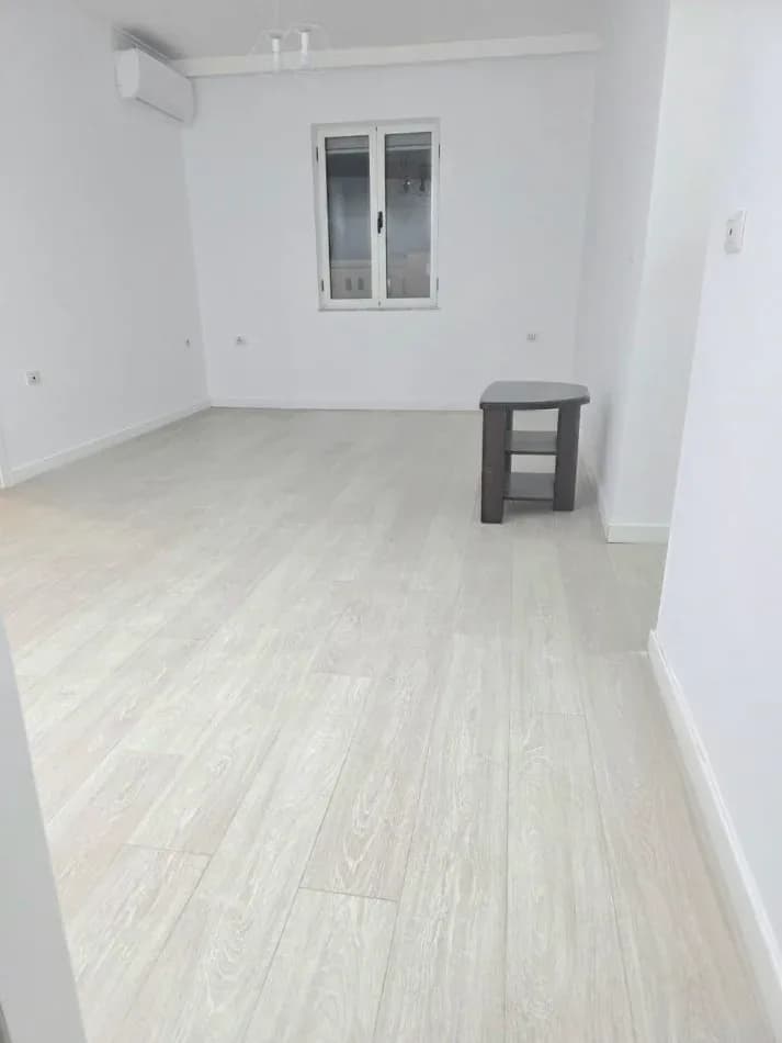 Qera | Apartament 3 + 1 | kryqezimi 21 Dhjetori | 800 €/muaj 3