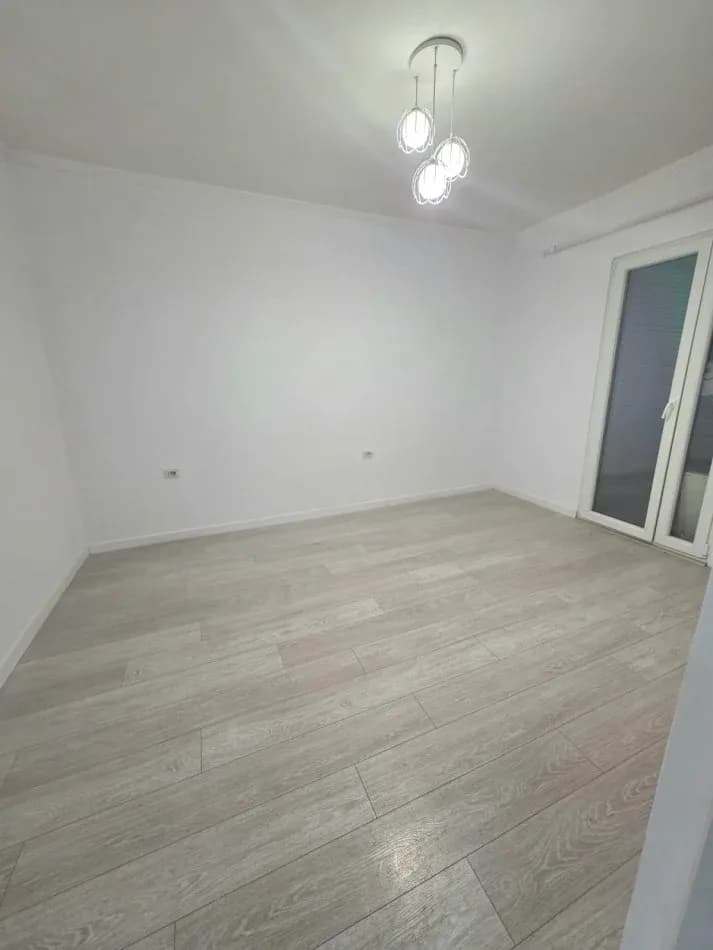 Qera | Apartament 3 + 1 | kryqezimi 21 Dhjetori | 800 €/muaj 2