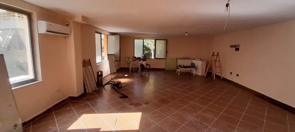 Qera | Ambjent Biznesi | Liqeni i Thatë | 500 €/muaj