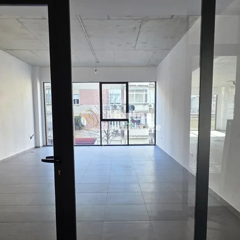 Qera | Ambjent Biznesi | Rruga e Barrikadave | 1000 €/muaj
