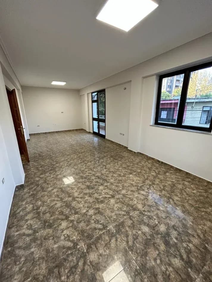 Qera | Ambjent Biznesi | Pazari i Ri | 1000 €/muaj 3