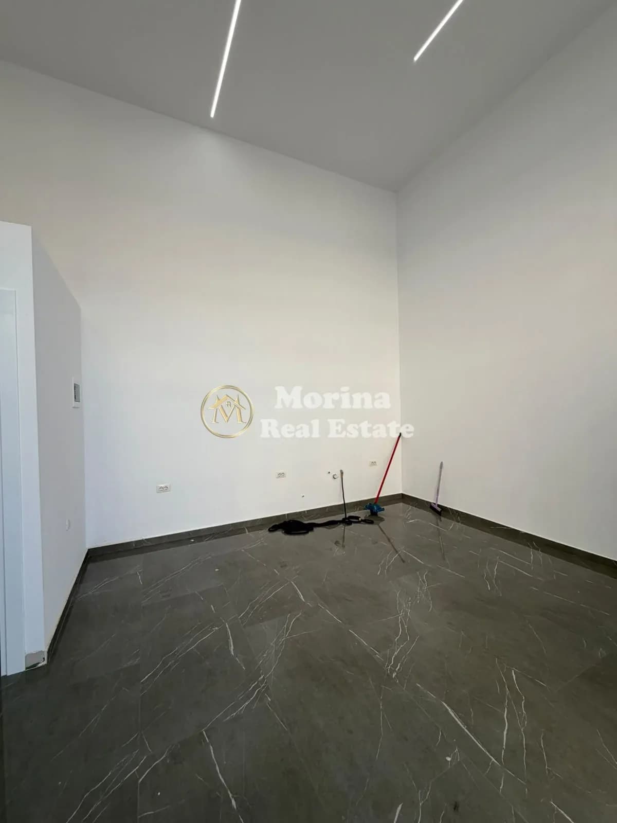 Qera | Ambjent Biznesi | Rruga 5 Maji | 500 €/muaj 2