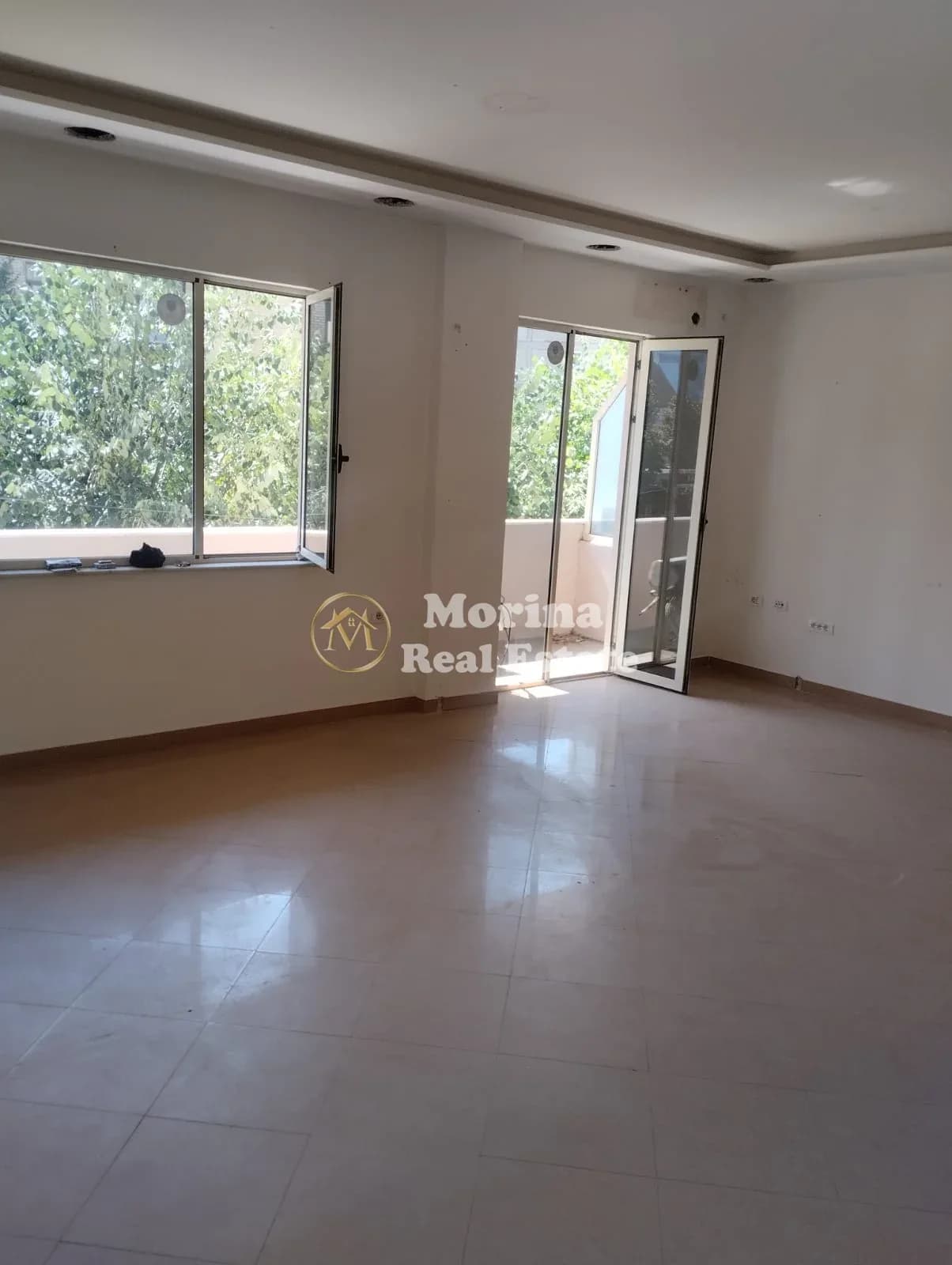 Qera | Ambjent Biznesi | Zogu i Zi | 600 €/muaj 3