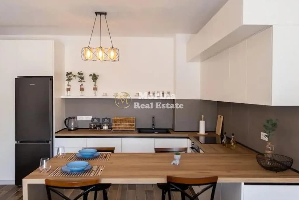 Qera | Apartament 1 + 1 + Parkim | Rruga e Barrikadave | 1000 €/muaj 2