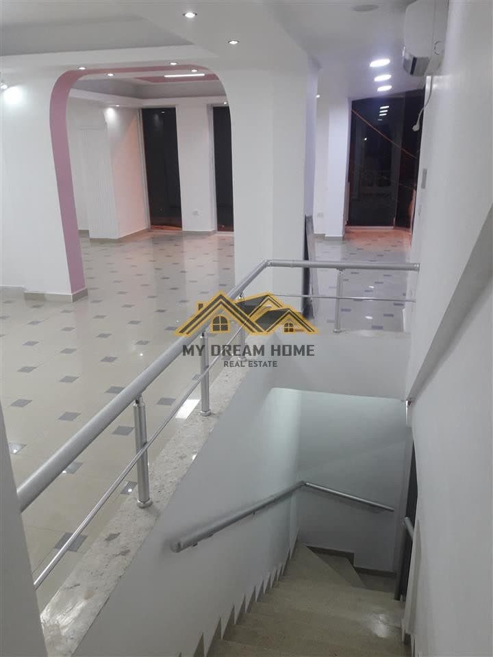 Jepet me Qira, Ambient Biznesi, Tek Pallatit Sportit Durres 2