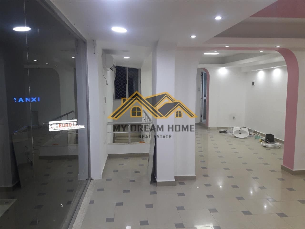 Jepet me Qira, Ambient Biznesi, Tek Pallatit Sportit Durres 4