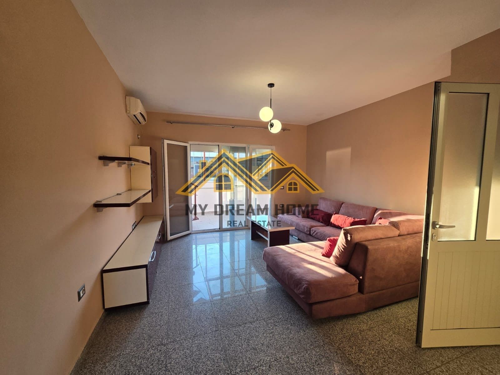JEPET ME QERA APARTAMENTI NE QENDER TE DURRESIT