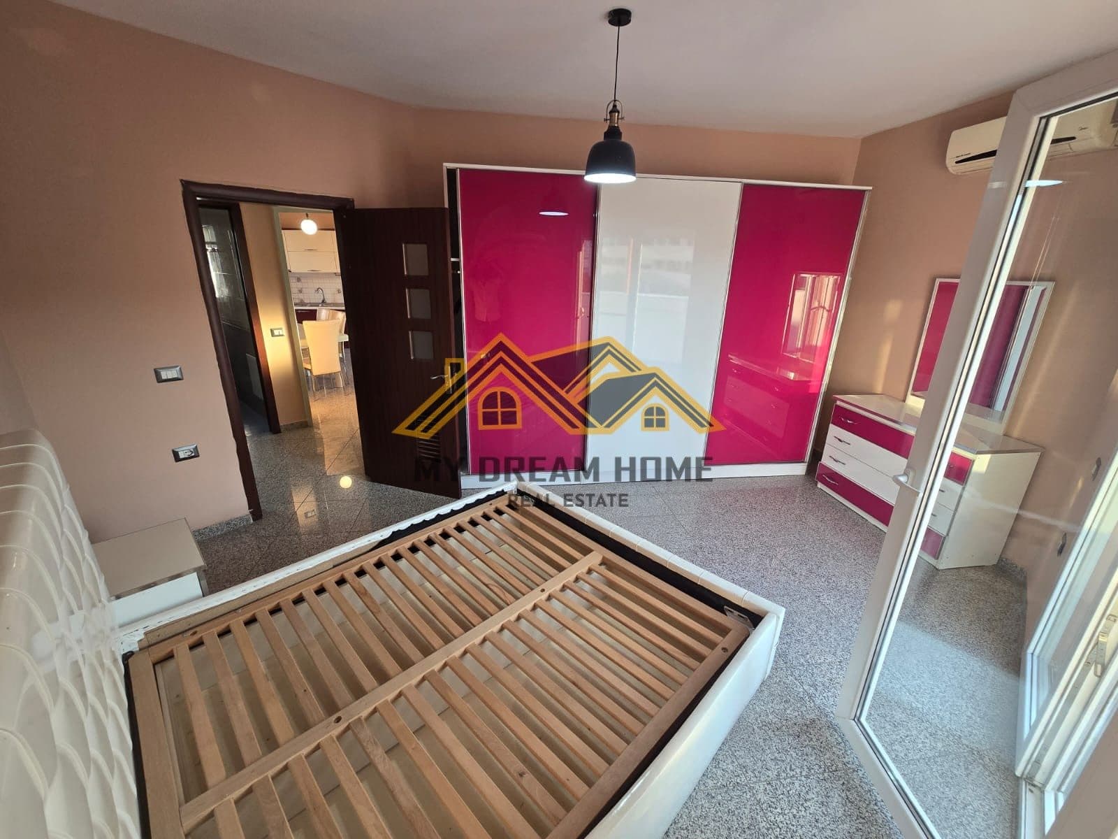 JEPET ME QERA APARTAMENTI NE QENDER TE DURRESIT 2