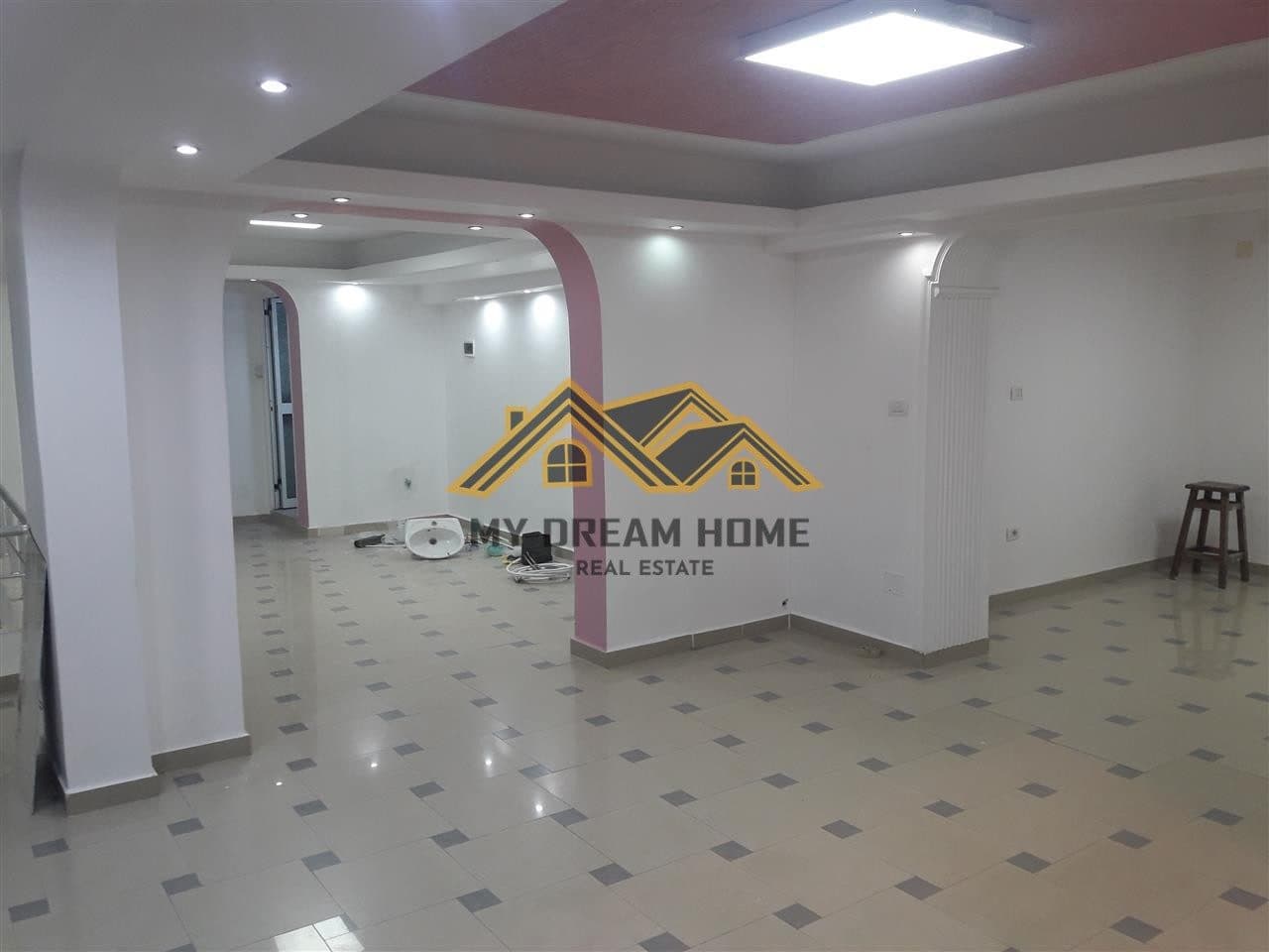 Jepet me Qira, Ambient Biznesi, Tek Pallatit Sportit Durres 3