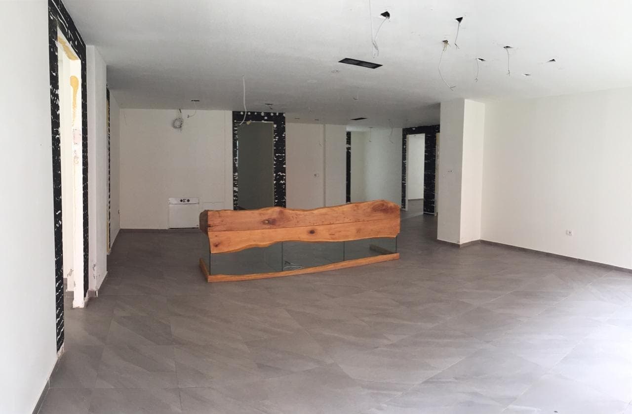 Lokal me qera 850m2 me mundesi ndarje, Mati 1 4