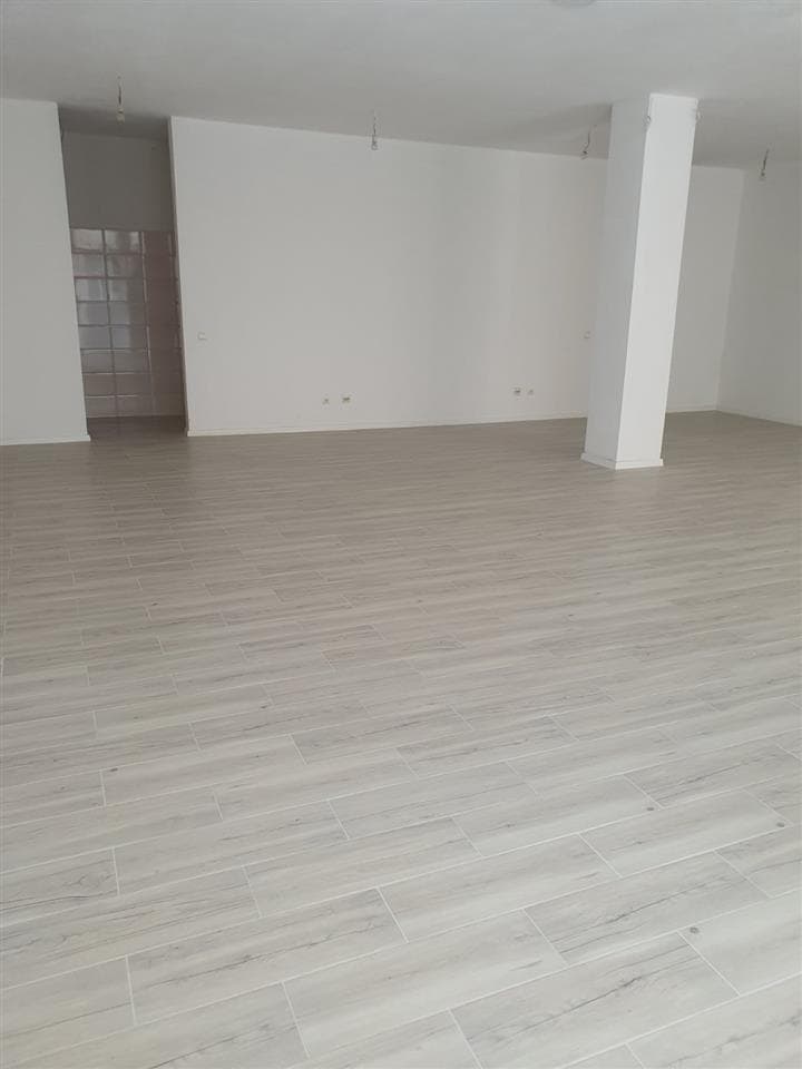 Lokal me qera ne rrugen Muharrem Fejza. 2