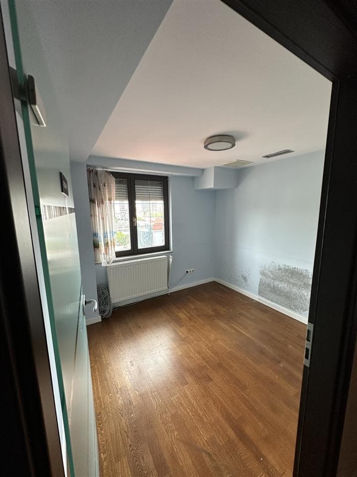 Penthouse me qera per zyre ne Lagjen Pejton. 4
