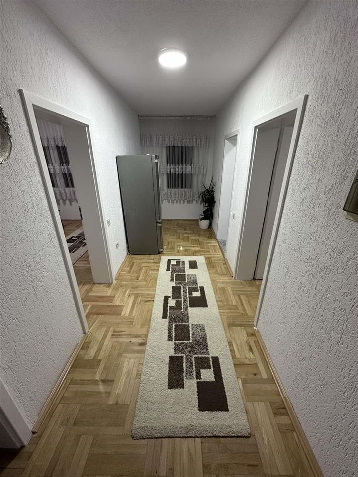 Banes me qera tek Teatri Dodona. 4