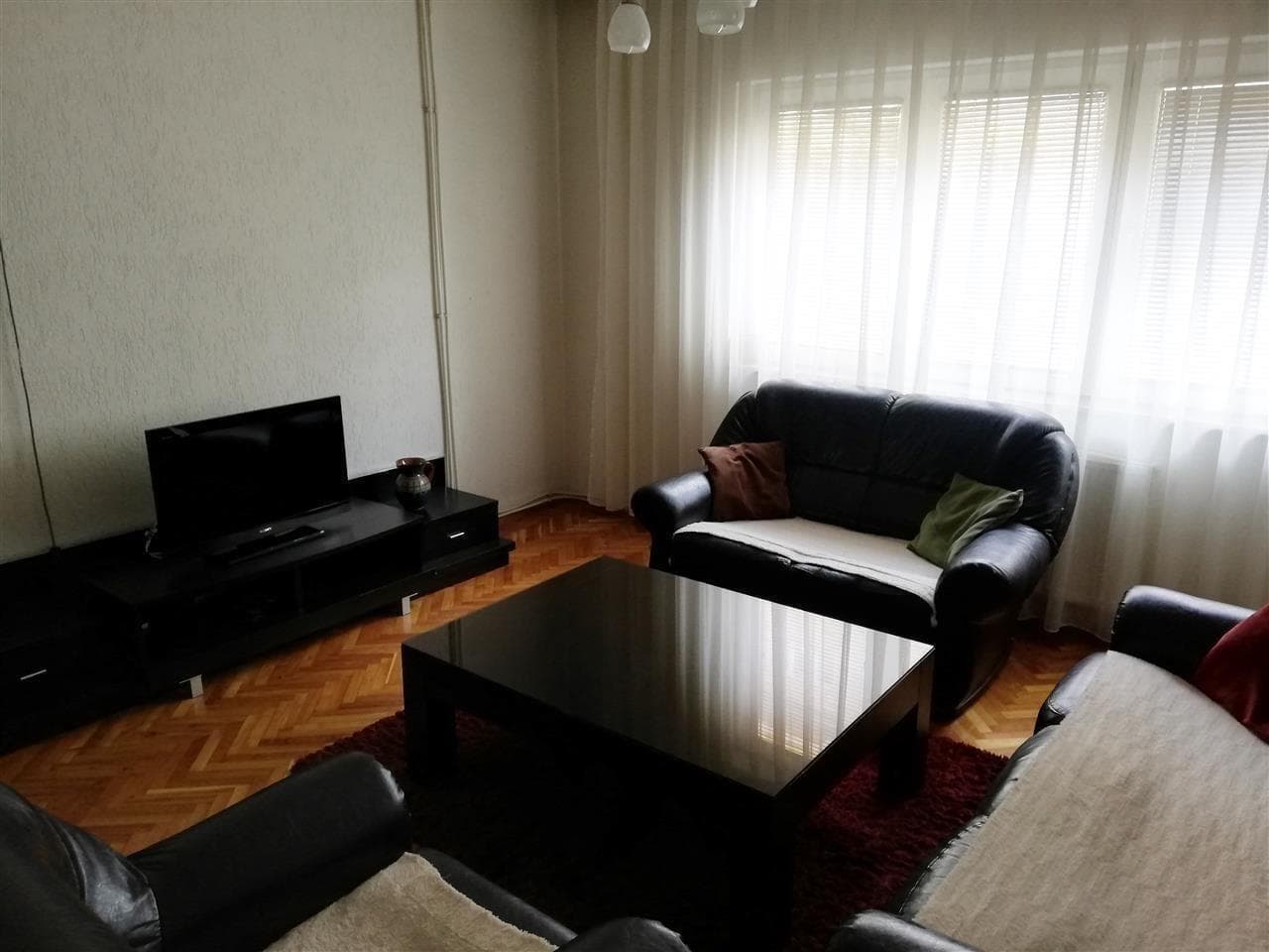 Shtepi me qera tek Qafa per zyre ose banim. 2