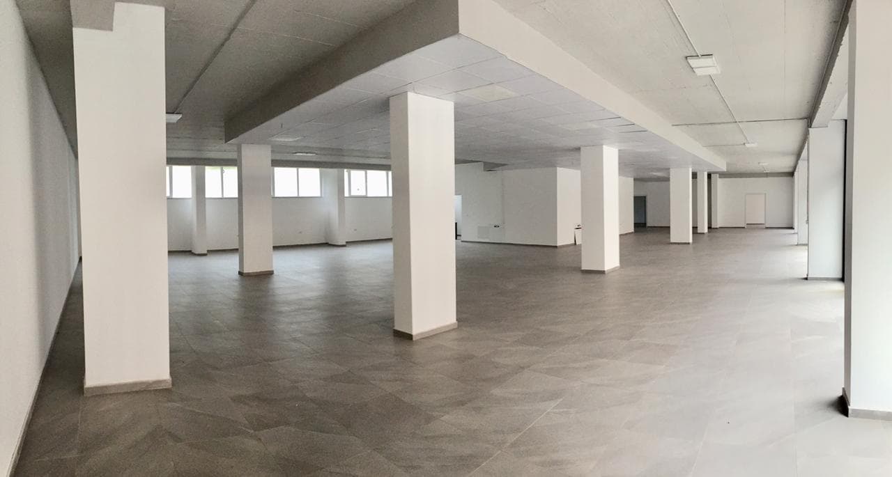Lokal me qera 850m2 me mundesi ndarje, Mati 1