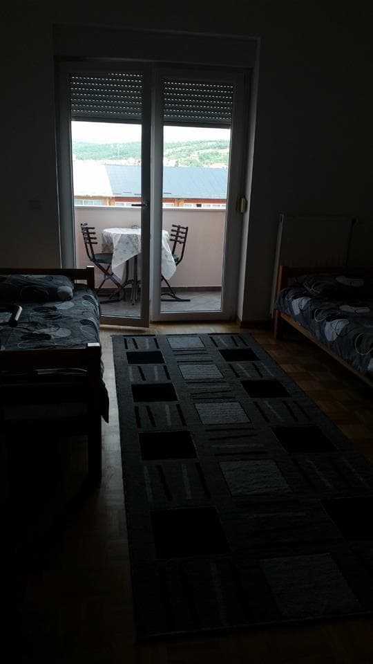 Banes me qera tek Mati 1. 4