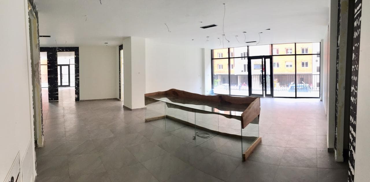 Lokal me qera 850m2 me mundesi ndarje, Mati 1 3