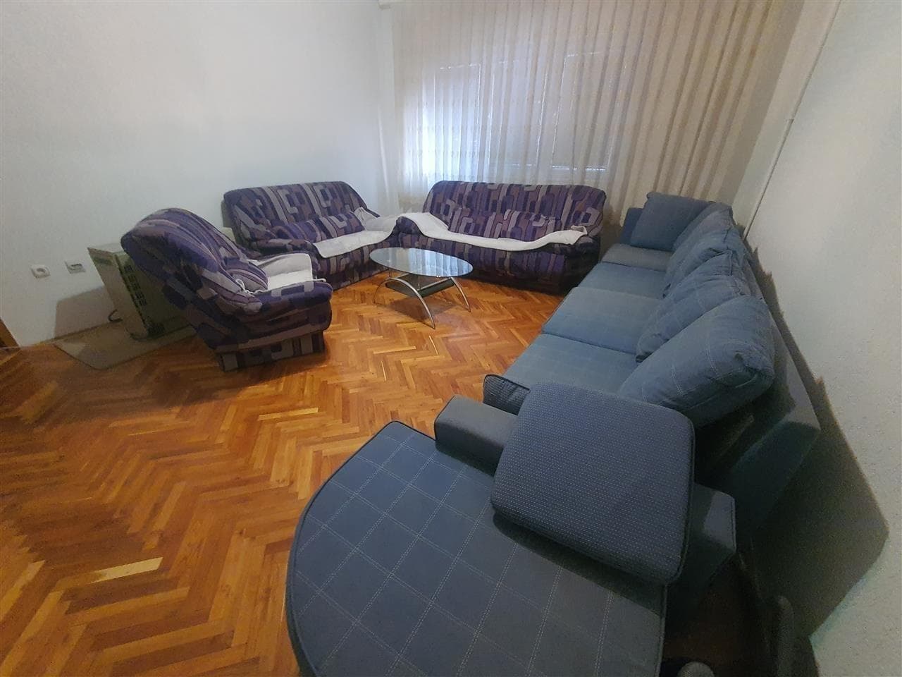 Shtepi me qera tek Qafa per zyre ose banim.