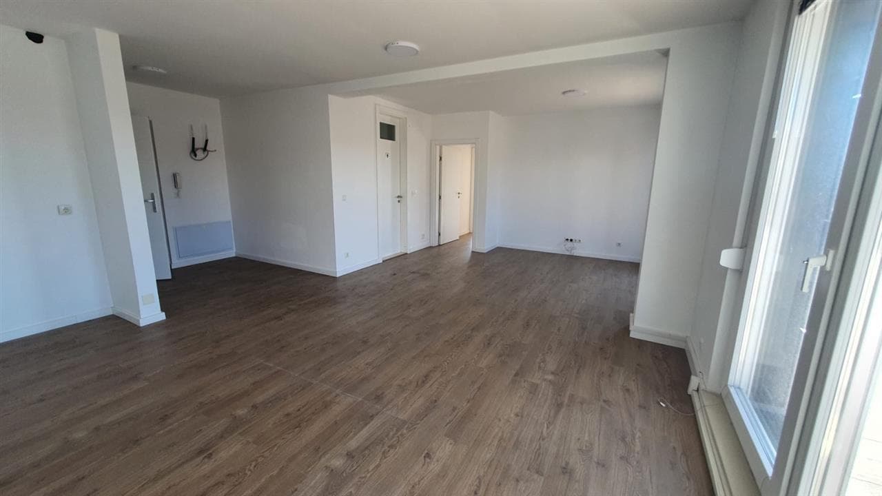 Penthouse me qera per zyre ne lagjen Mati 1. 3