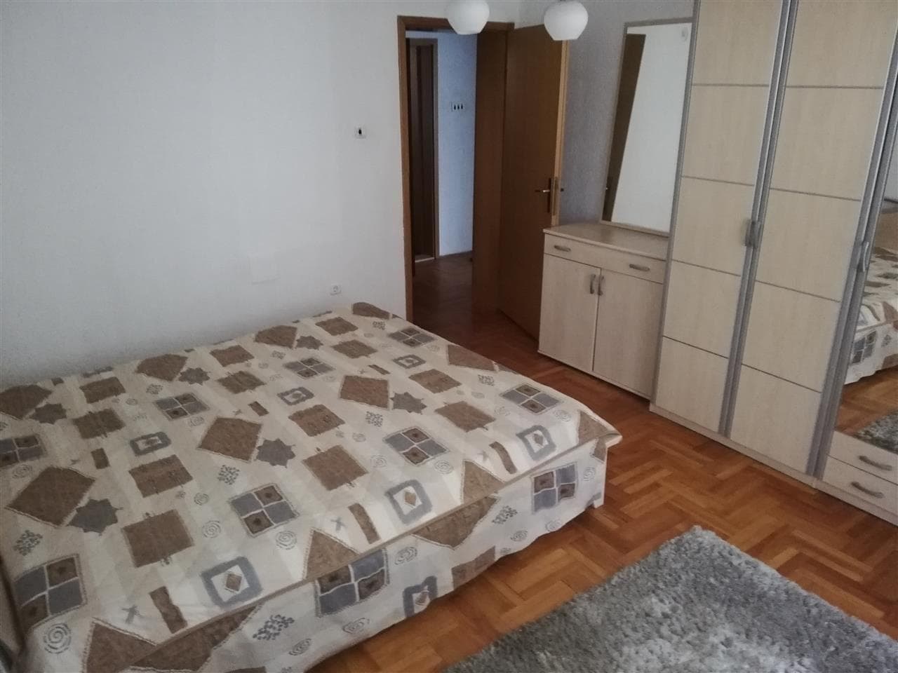 Shtepi me qera tek Qafa per zyre ose banim. 4