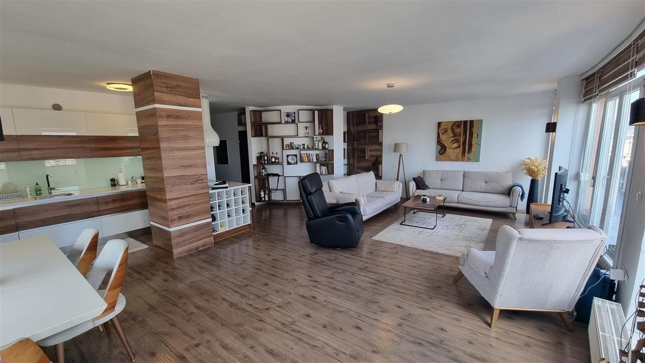 Penthouse me qera ne Arberi. 2