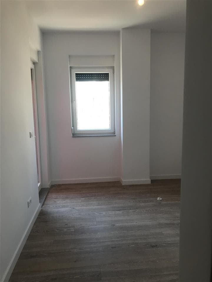 Banesa me qera per zyre ne rrugen C. 3