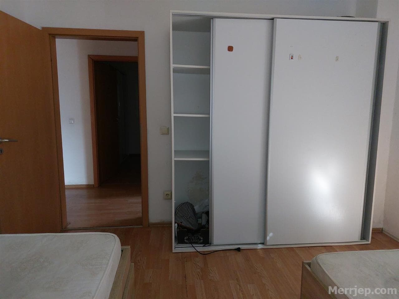 Banes me qera ne lagjen e Spitalit. 4