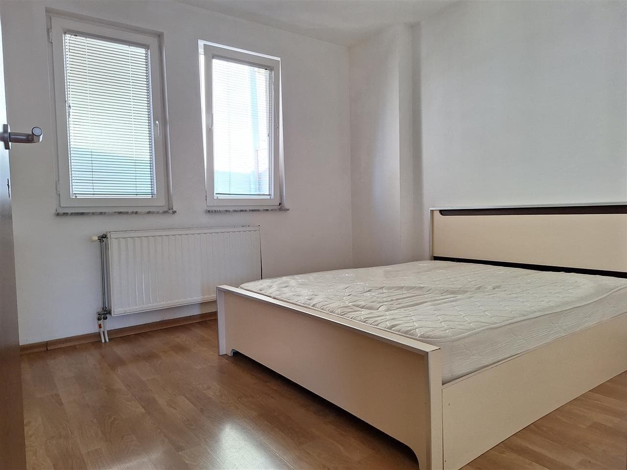 Banes Duplex me qera tek 4 Llullat . 4