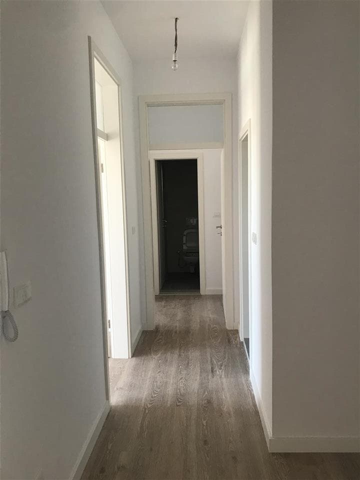 Banesa me qera per zyre ne rrugen C. 4