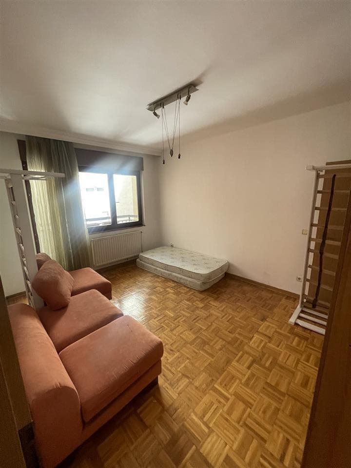 Banes me qera mbrapa Hotel Siriusit 3