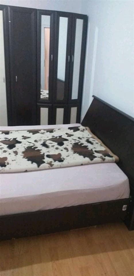 Banes me qera ne Parkun e Qytetit . Tek Busti Isa Kastratit 3