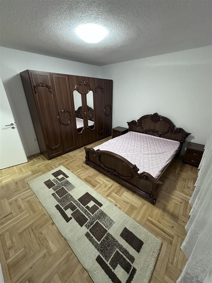 Banes me qera tek Teatri Dodona. 3