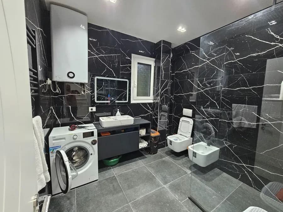 Apartament elegant me 2 dhoma gjumi për shitje në qendër të Vlorës 4