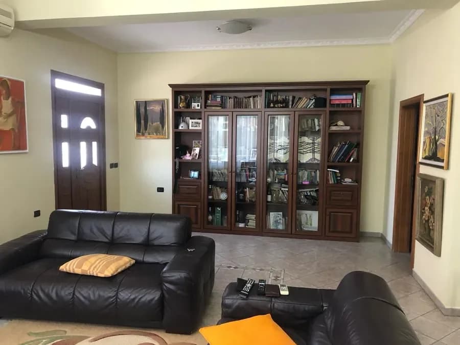 Hotel/Vila për shitje në Vlorë 2