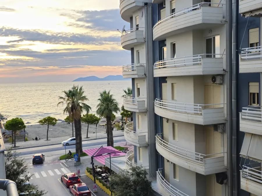 Apartament me Pamje nga Deti dhe Garazh në Lungomare