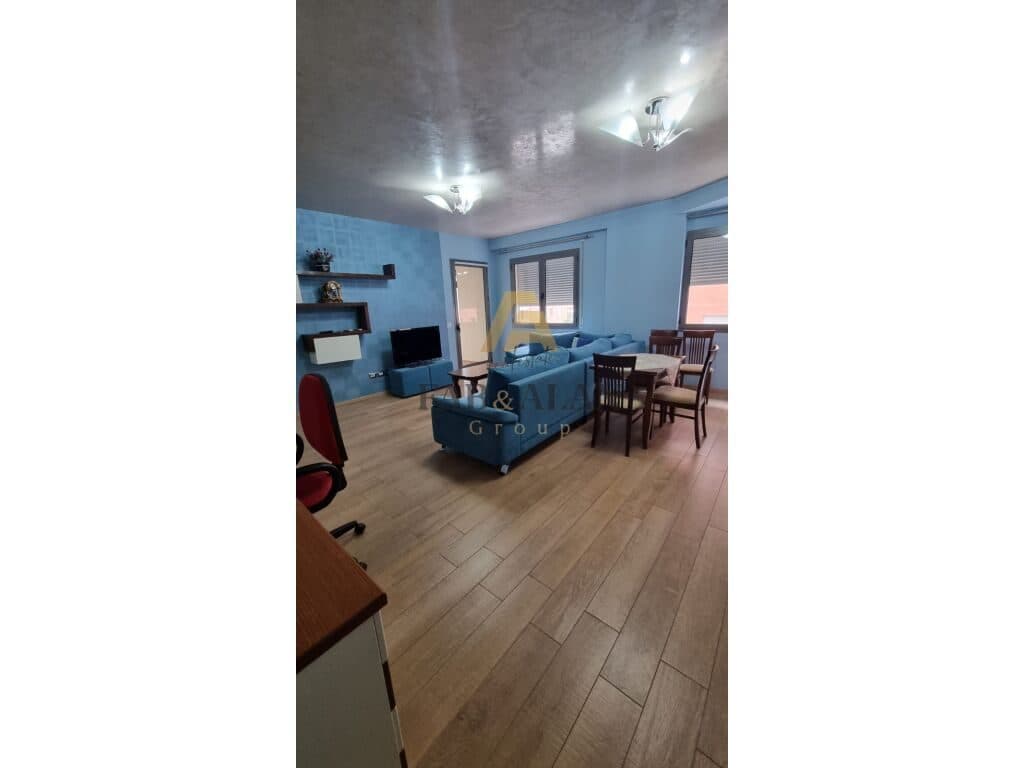PRANE KOMISARIATIT NR.4 APARTAMENT 2+1+2 ME QERA!
