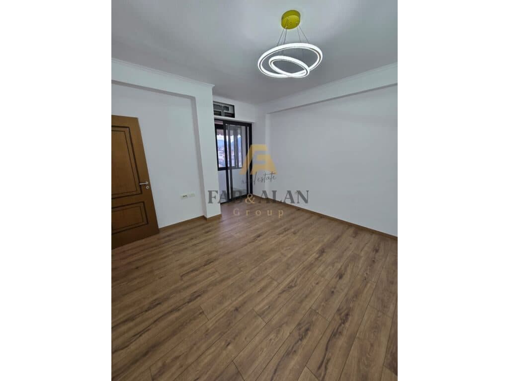 MBRAPA FAKULTETIT TE MJEKESISE APARTAMENT 1+1 PER SHITJE!