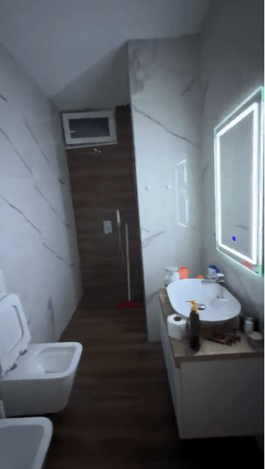 🏡 Shitet apartament 2+1+2 + postparkim, në zonën e 5 Majit. 2