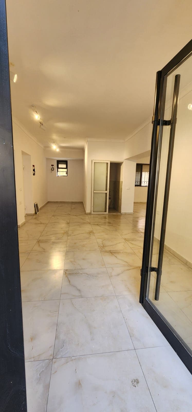 Dyqan për Qira në Xhamllik, Tiranë - 1621€ Bruto perfshire dhe taksat| 70 m² 2