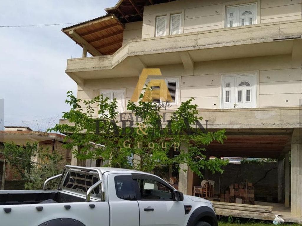 TEK QYTETI STUDENTI SHTEPI ME QERA! 2